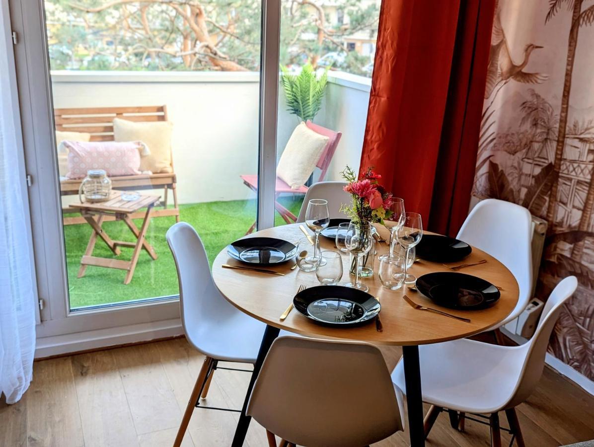 L'Evasion Cergy: Downtown Retreat with Parking & Entertainment Apartment Exterior photo